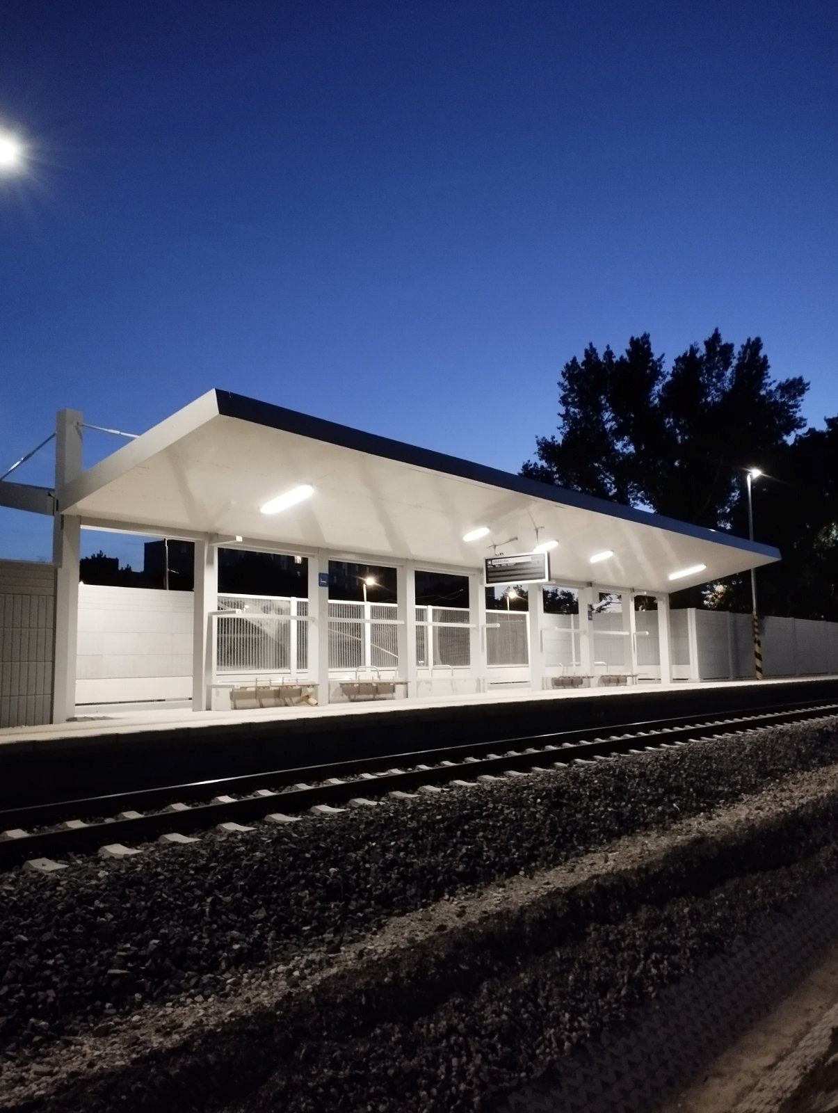Stahlunterstand an der Station TIOP Bratislava – Vrakuňa 11