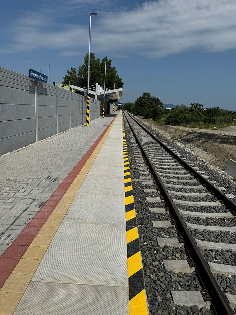 Stahlunterstand an der Station TIOP Bratislava – Vrakuňa 6