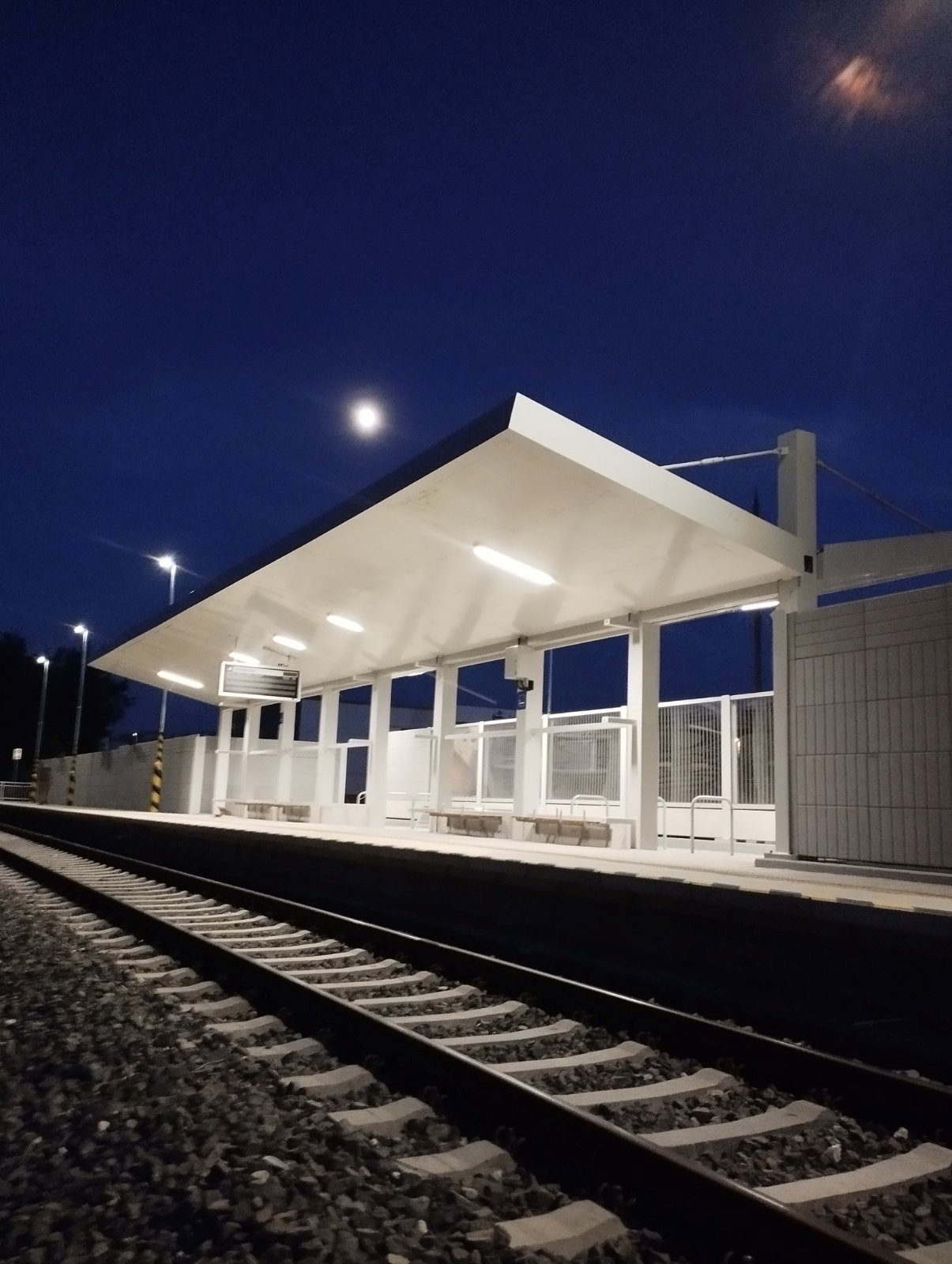 Stahlunterstand an der Station TIOP Bratislava – Vrakuňa 10