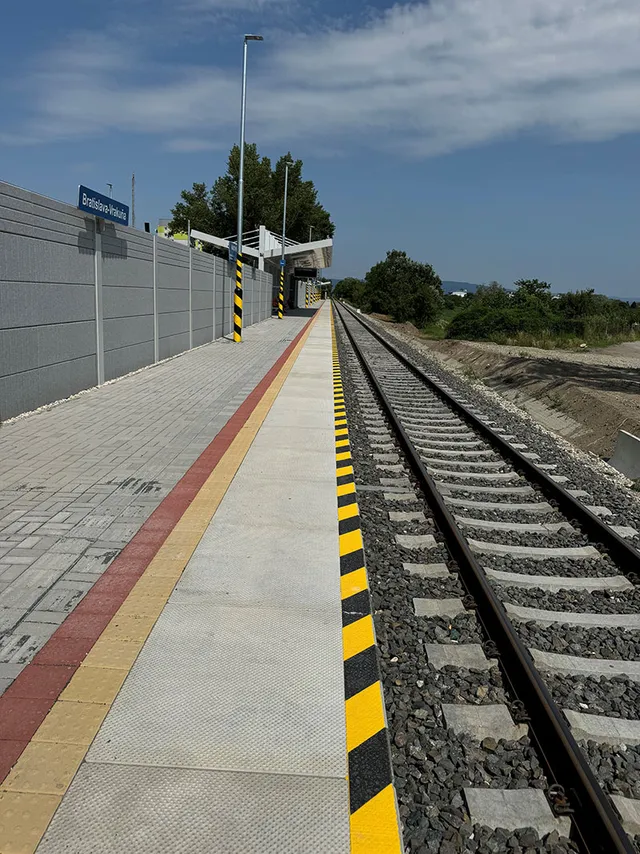 Stahlunterstand an der Station TIOP Bratislava – Vrakuňa 51